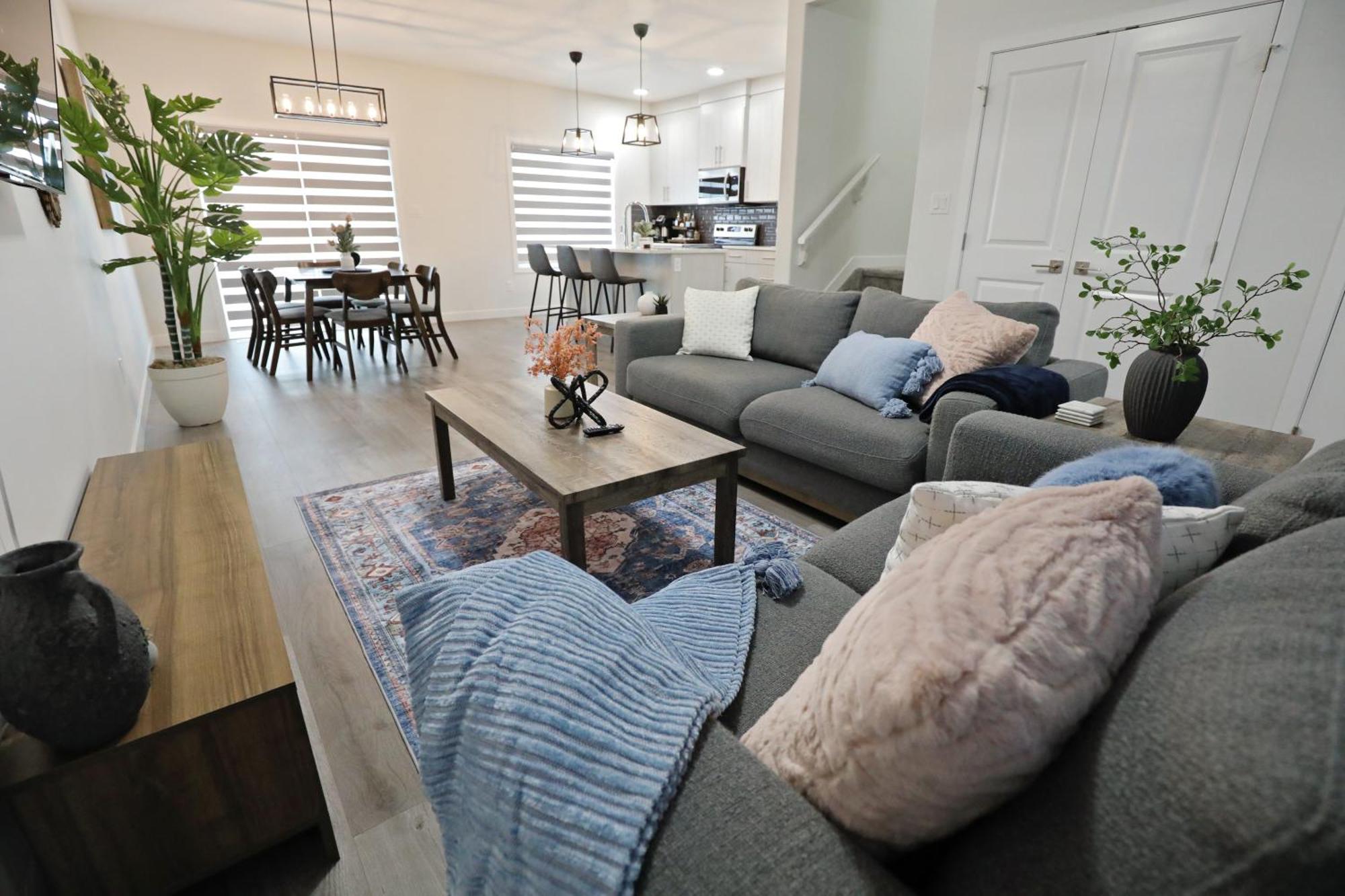 Beautiful Home With 4 King Beds,Airport,Disney+ Edmonton Extérieur photo