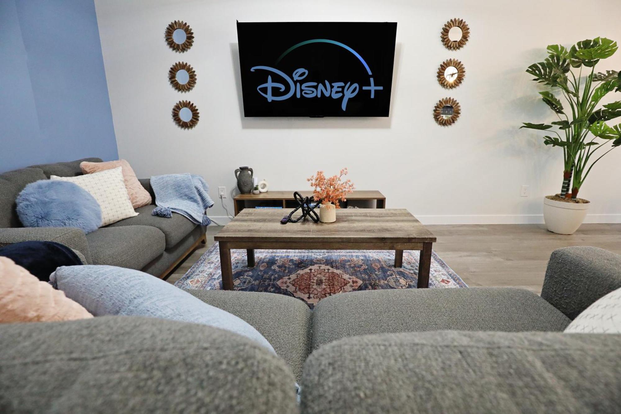 Beautiful Home With 4 King Beds,Airport,Disney+ Edmonton Extérieur photo