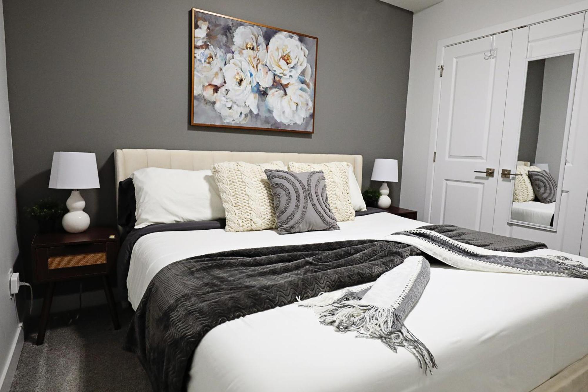 Beautiful Home With 4 King Beds,Airport,Disney+ Edmonton Extérieur photo