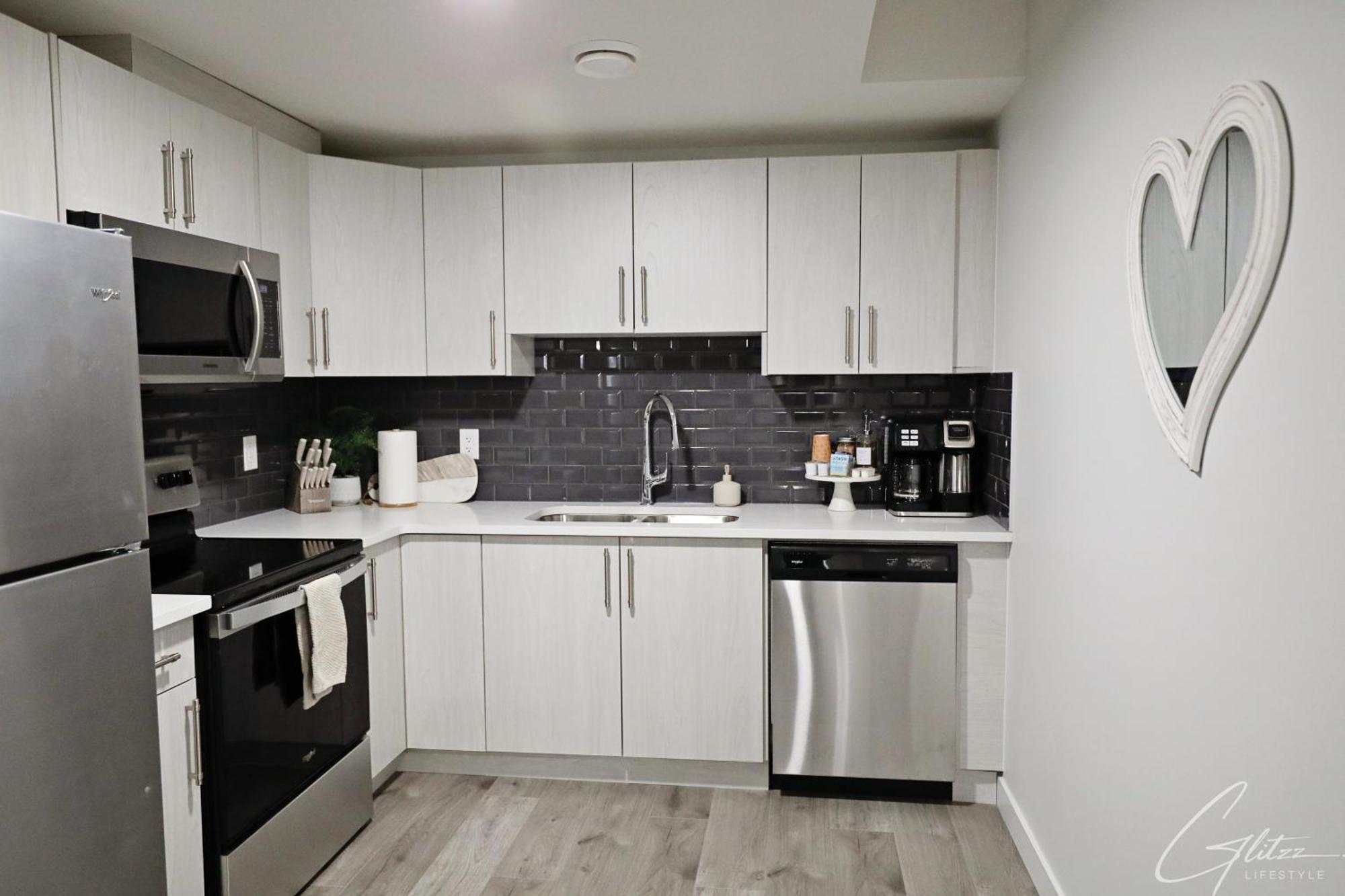 Beautiful Home With 4 King Beds,Airport,Disney+ Edmonton Extérieur photo