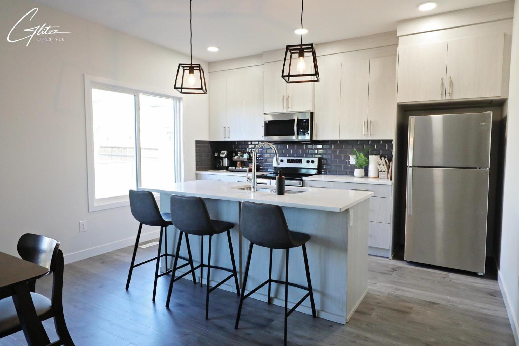 Beautiful Home With 4 King Beds,Airport,Disney+ Edmonton Extérieur photo